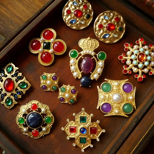 Baroque vintage diamond-shaped brooch in zinc alloy with eight size options displayed