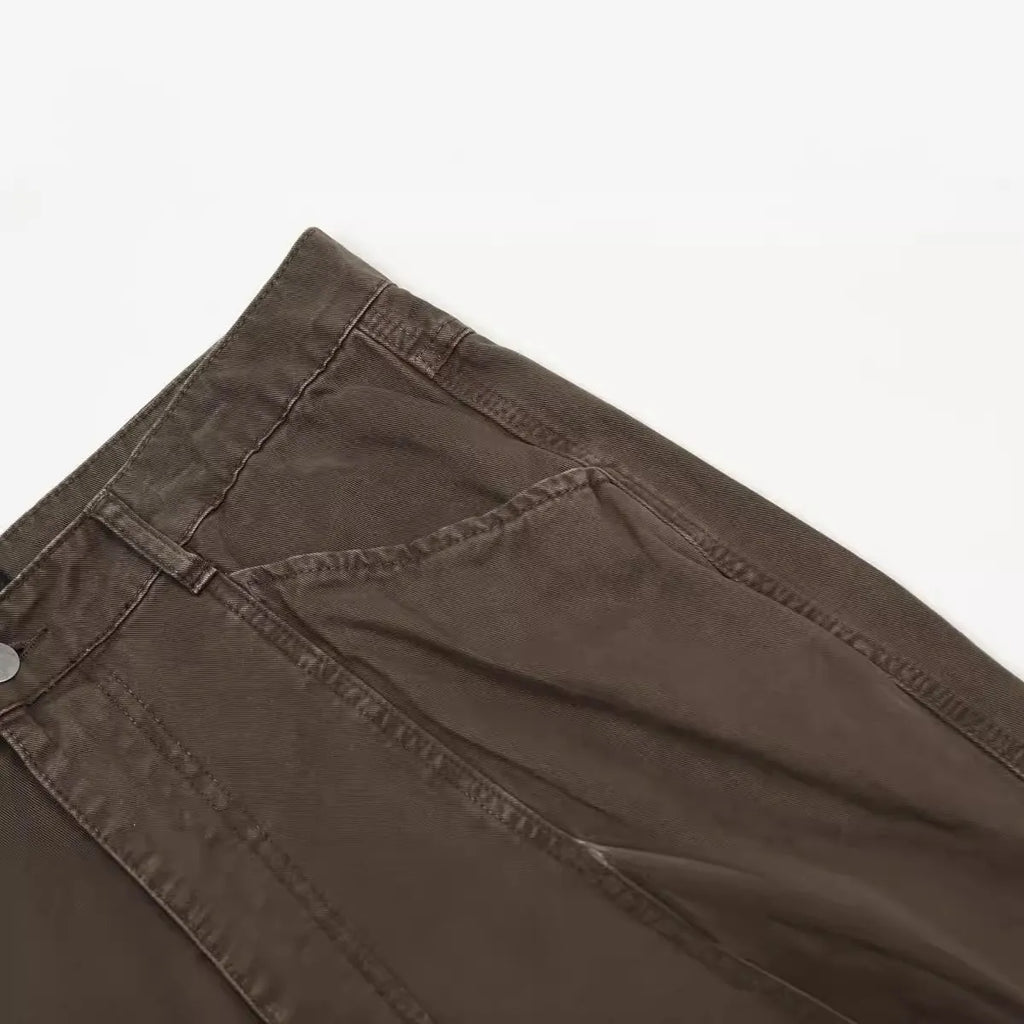 Men's loose straight-leg trousers in brown colour with high-waist design and zipper fly closure