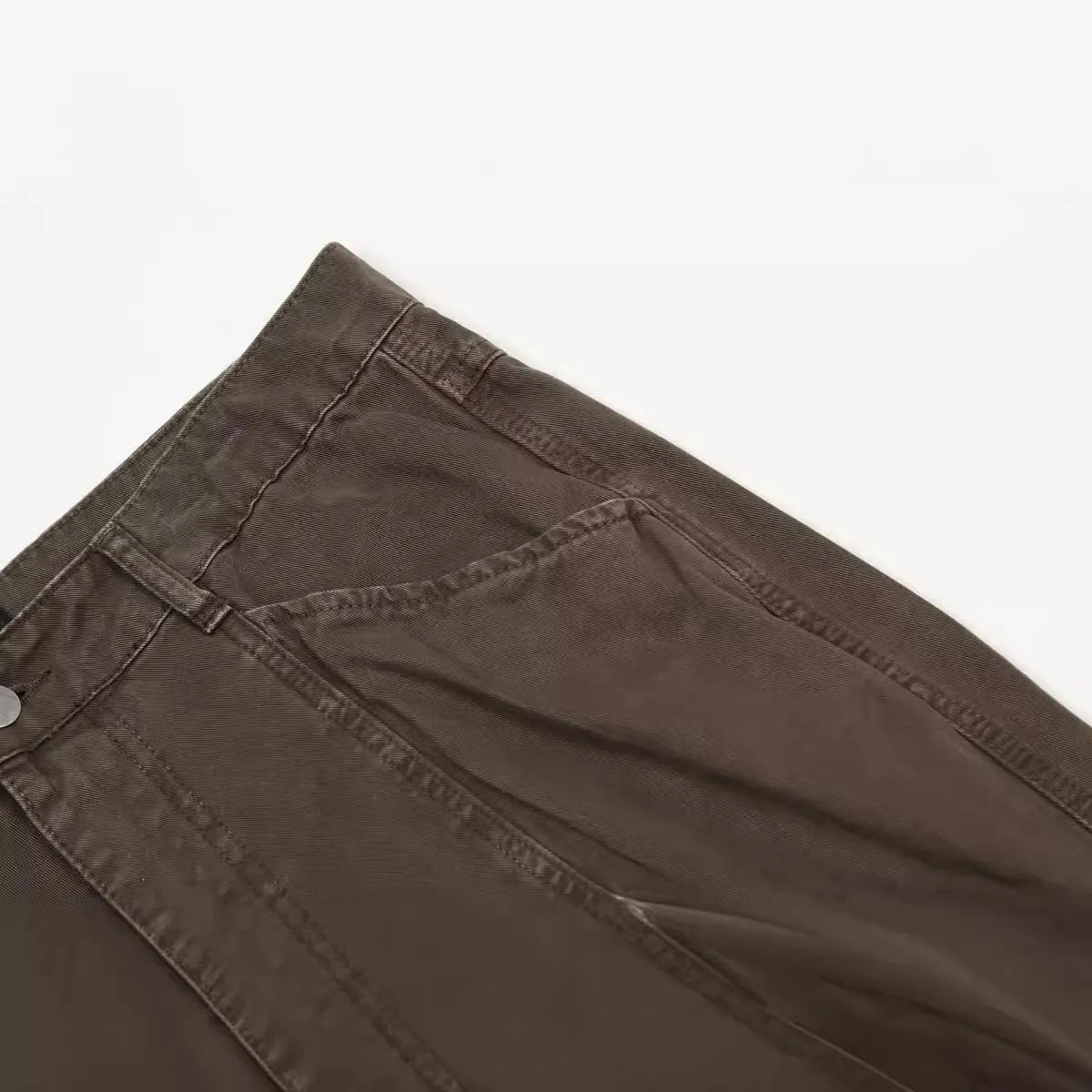 Men's loose straight-leg trousers in brown colour with high-waist design and zipper fly closure