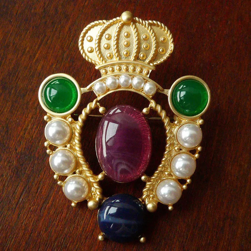 Baroque vintage diamond-shaped brooch in zinc alloy with eight size options displayed
