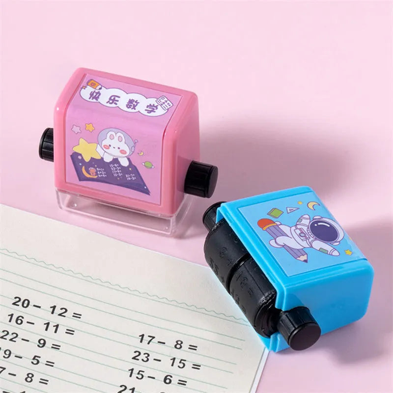 Math roller stamp in blue or pink, plastic, 4.4 x 3 x 4.8 cm, for addition subtraction multiplication division practice.