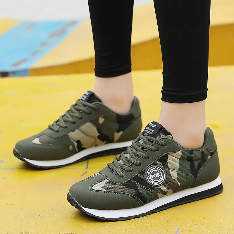 Camouflage pattern low-top running shoes with suede upper and mesh lining for outdoor sports