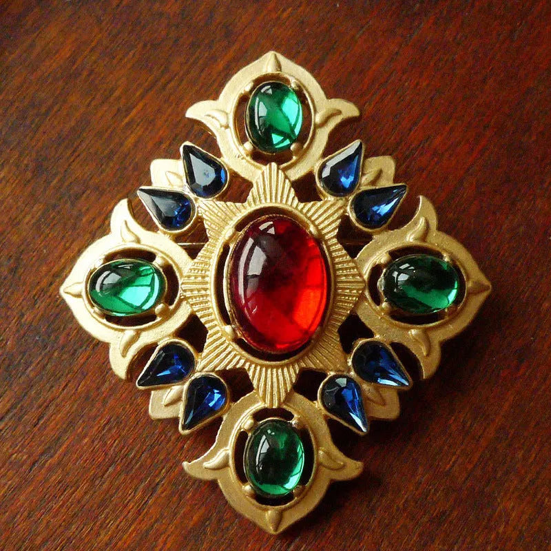 Baroque vintage diamond-shaped brooch in zinc alloy with eight size options displayed