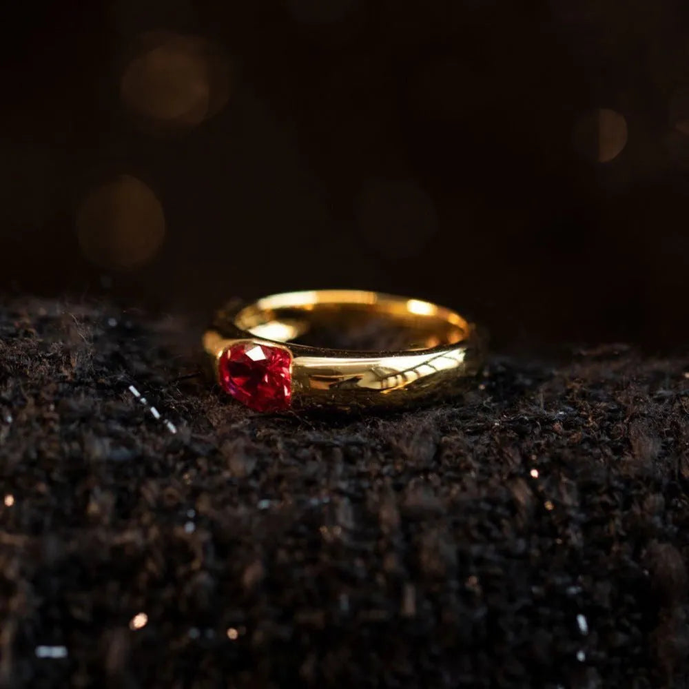 Unisex retro simple glossy alloy ring in green or red, geometric shape, sizes No 6 to No 11