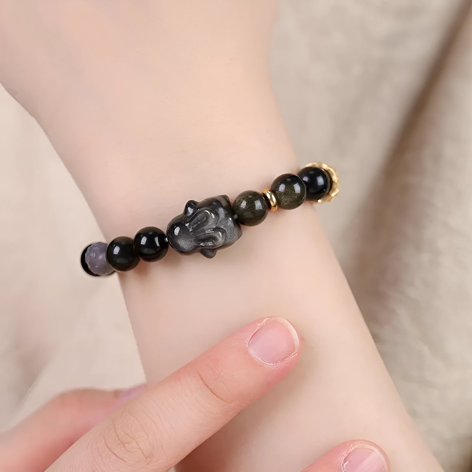 Handmade national style bracelet with a lying rabbit Jin Yaoshi charm and gray agate beads.
