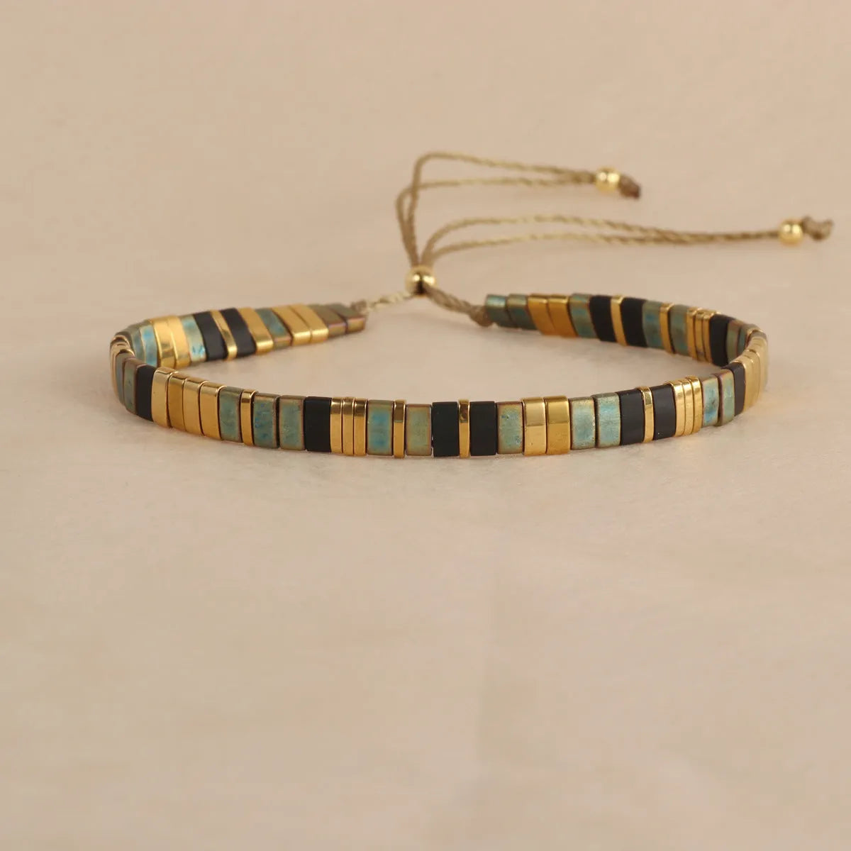 Geometric pull beads bracelet in glass or coloured glaze with round elements