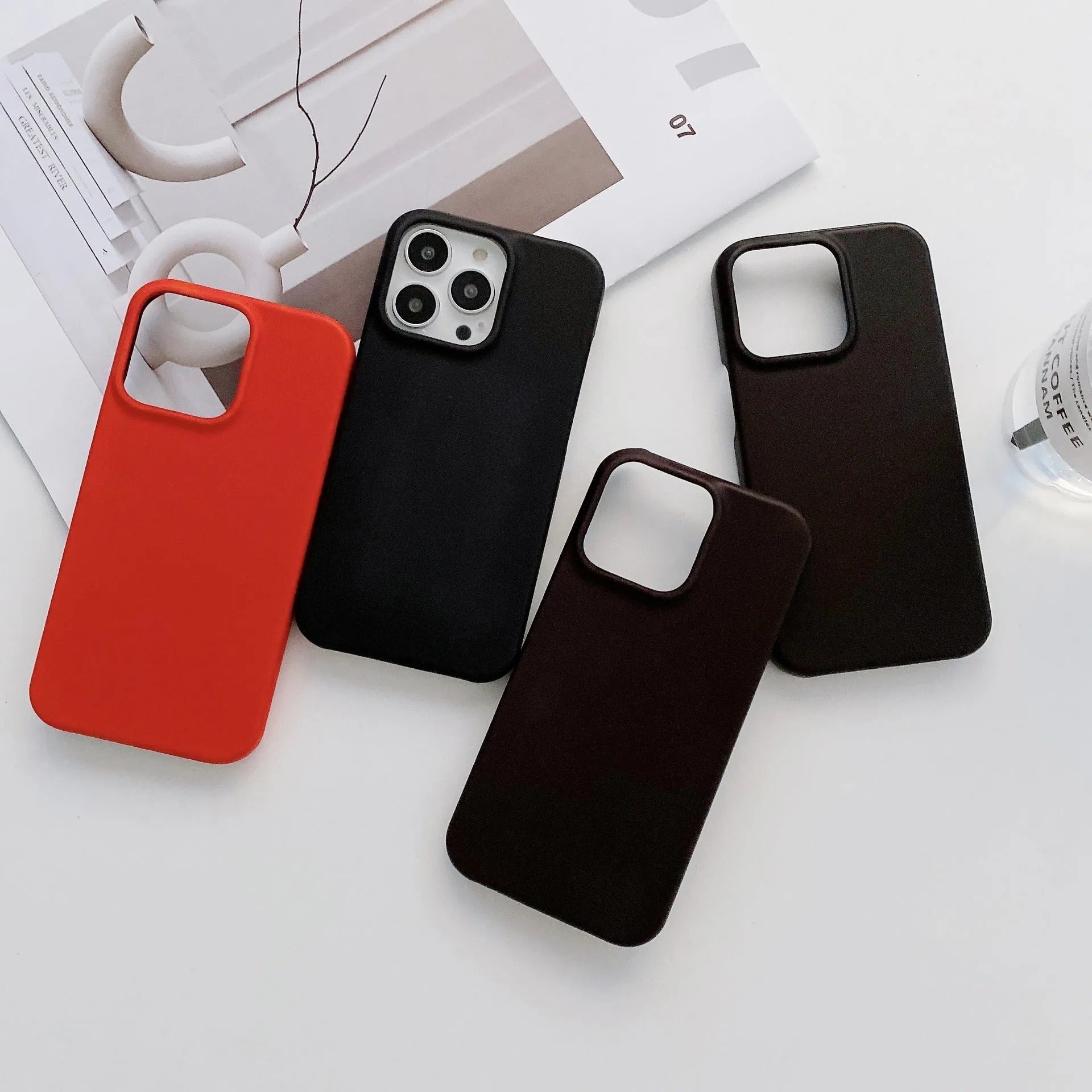 Heat-sensitive inner velvet half-wrap color-changing phone case for iPhone 13 showing black to green shift with PC material anti-drop protection