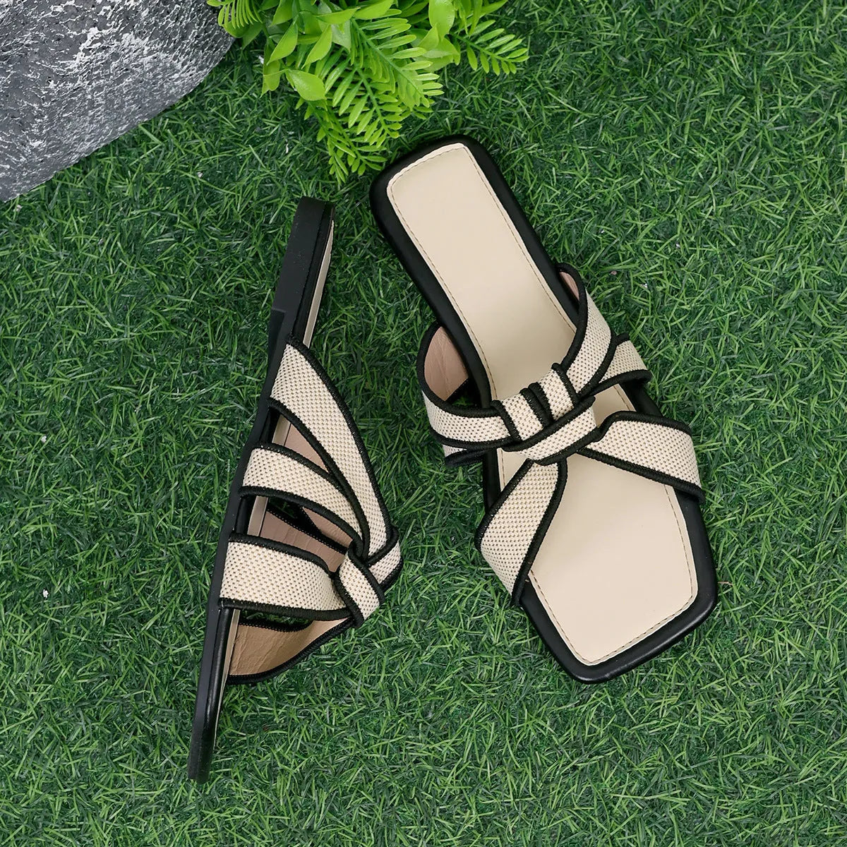 Women's half slippers in black solid colour with rubber sole and artificial PU upper