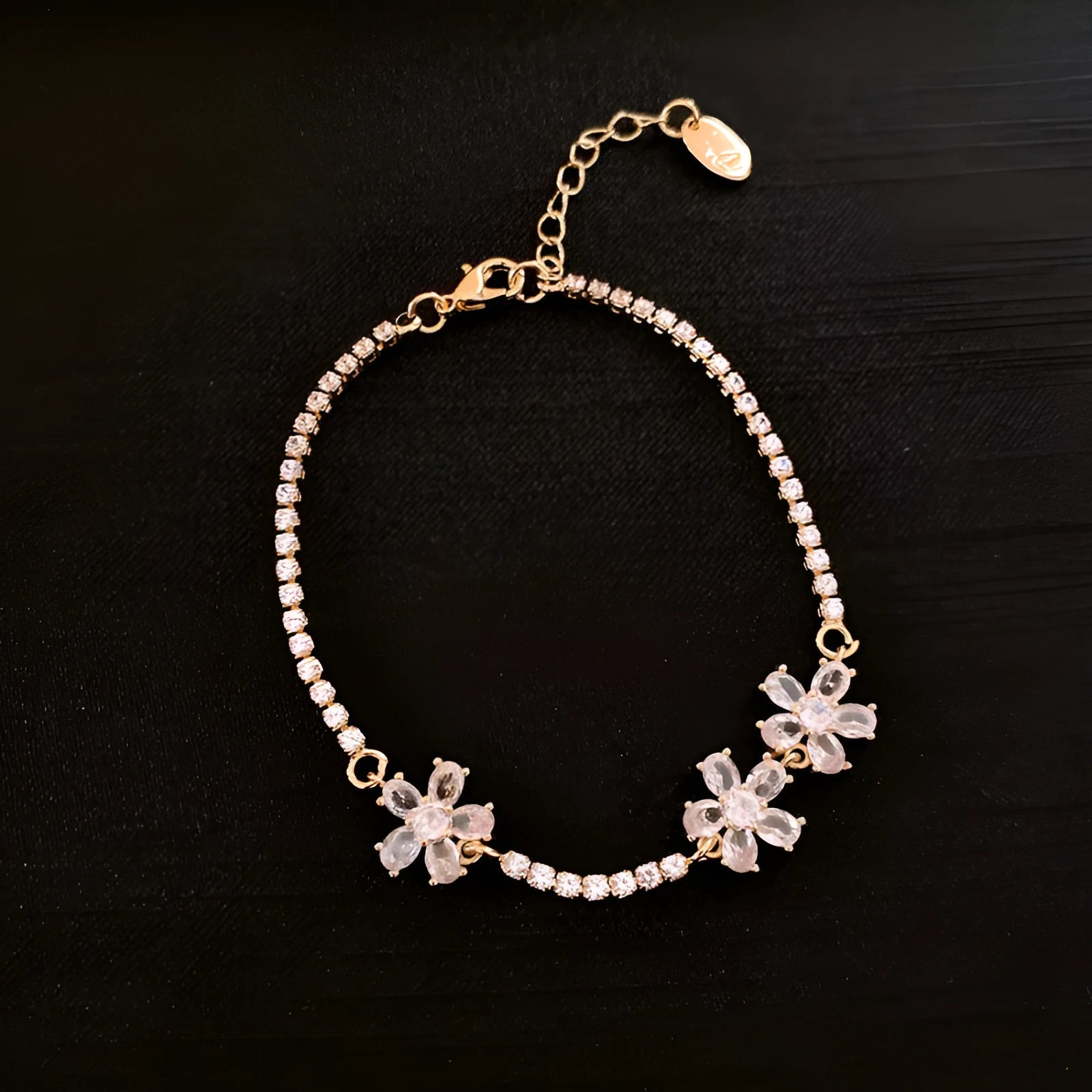 Gold-coloured copper women's bracelet with geometric design and zircon inlay