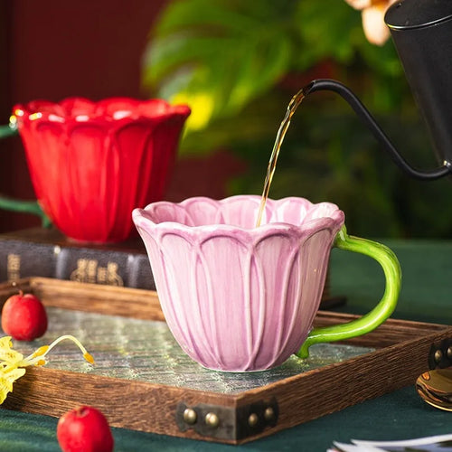 Ceramic breakfast cup with pastoral pattern in red or purple, 500ml capacity.