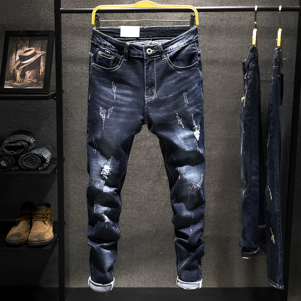 Slim-fitting men's skinny jeans in dark blue or light blue cotton denim with micro elasticity.