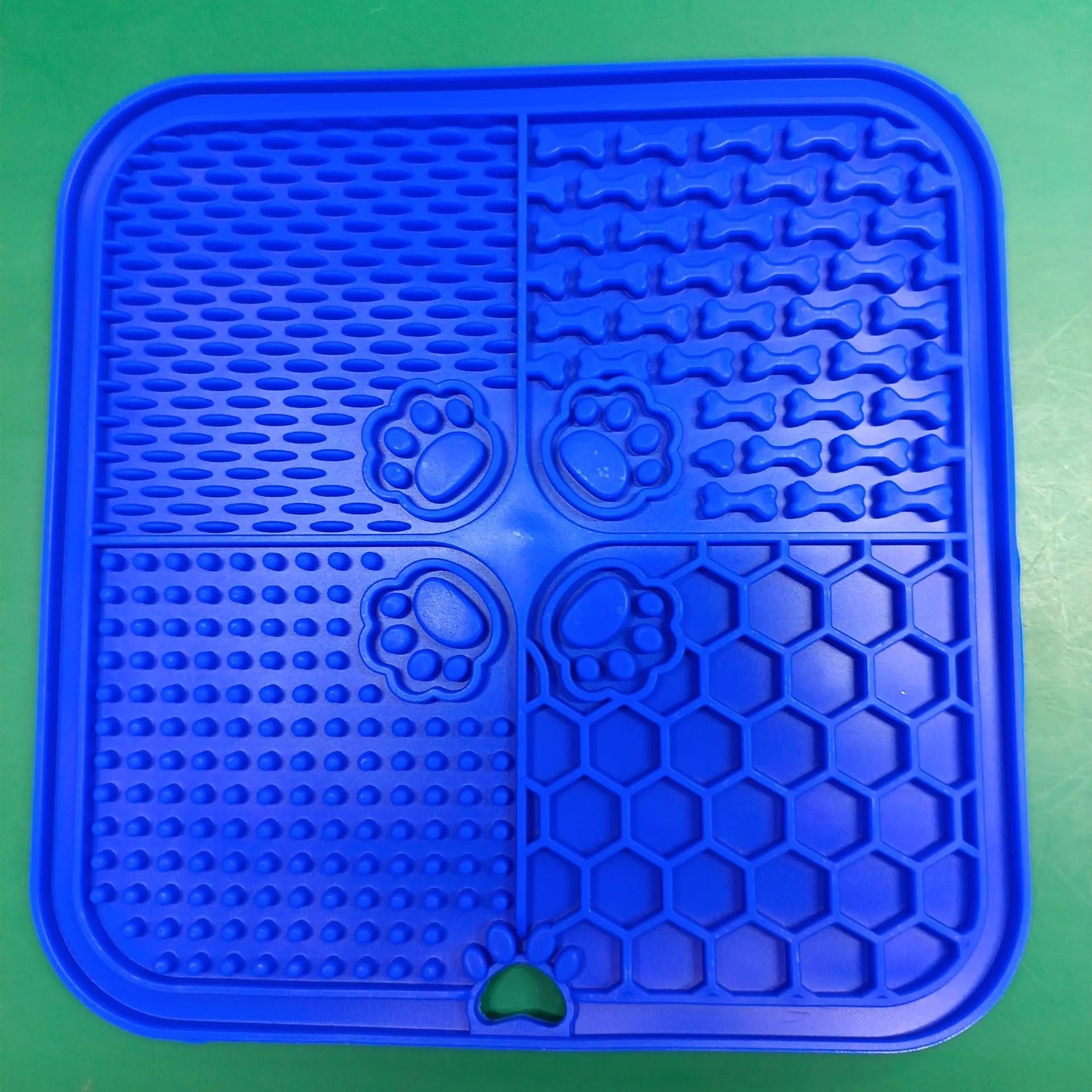 Silicone dog slow food mat in black with raised ridges to slow eating, anti-scatter design