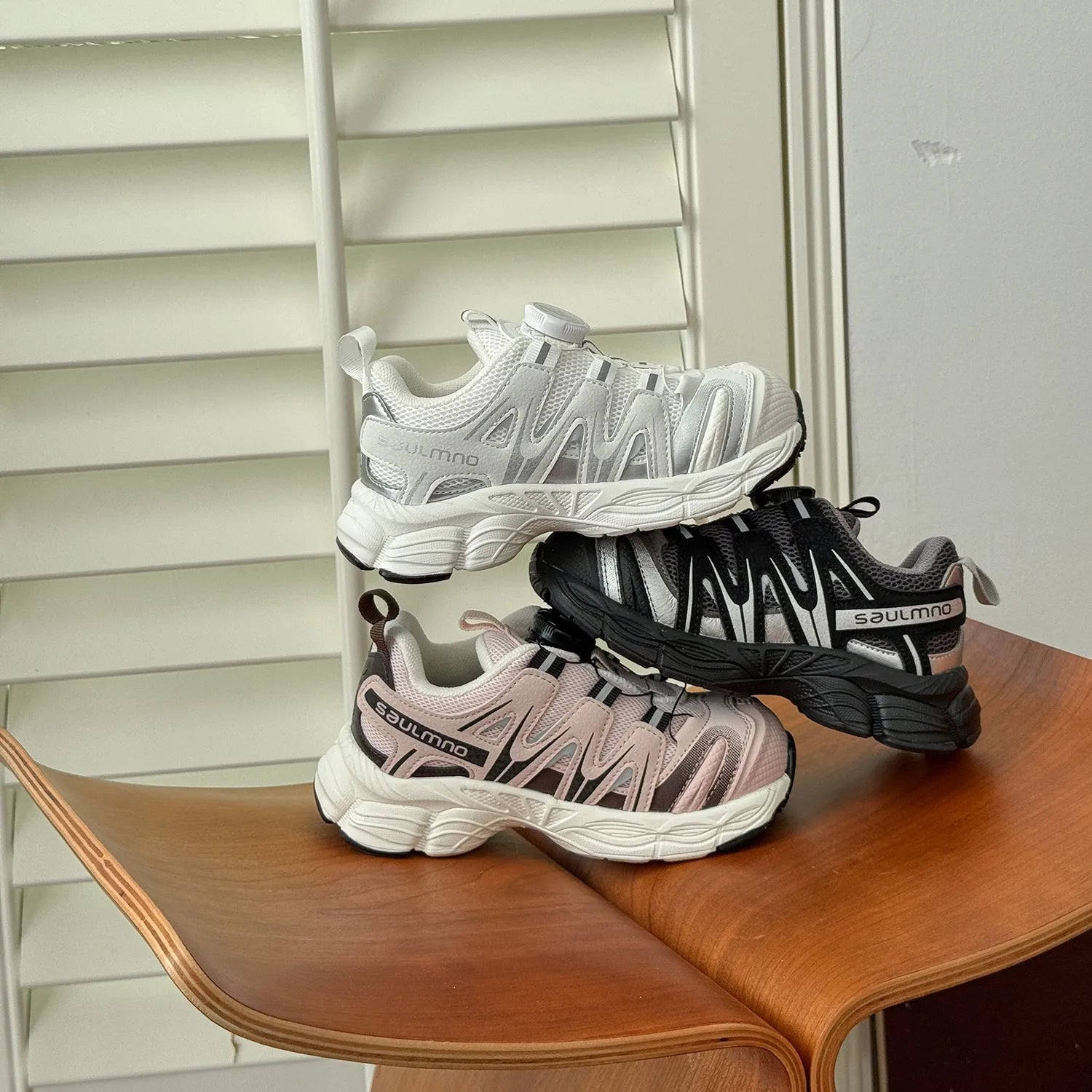 Lightweight casual shoes with breathable mesh and PU leather upper in solid colour options
