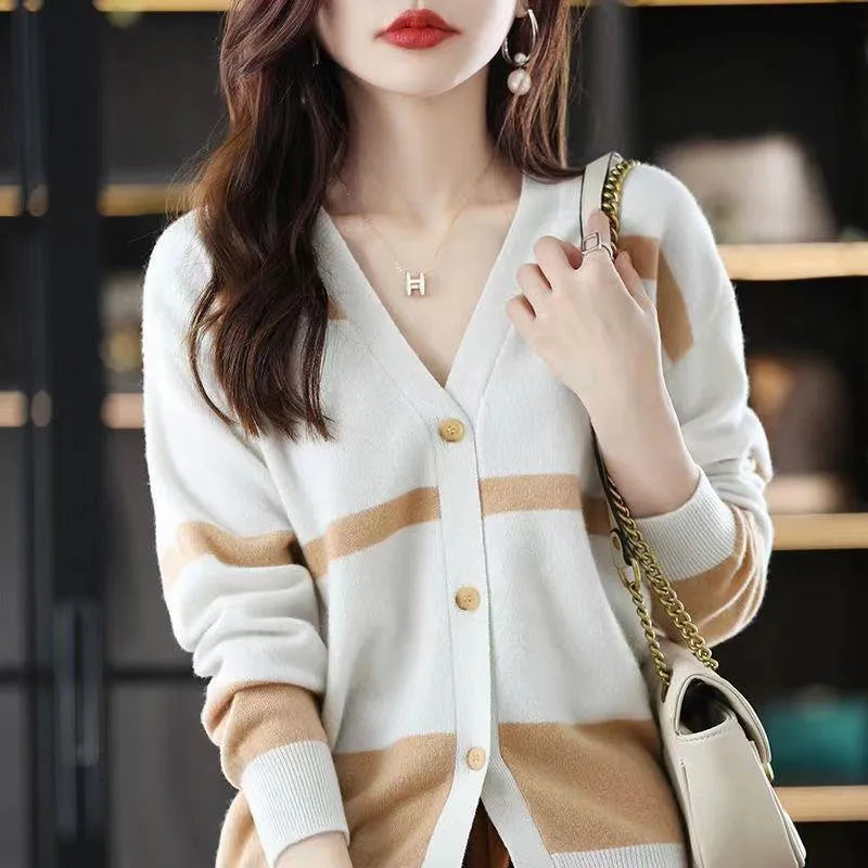 Women's slim fit V-neck cardigan with black and white 3D stripe pattern