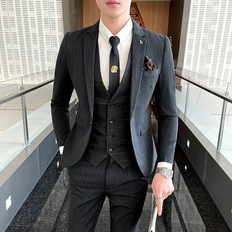 Men's slim fit business suit in British casual style with cotton blend fabric