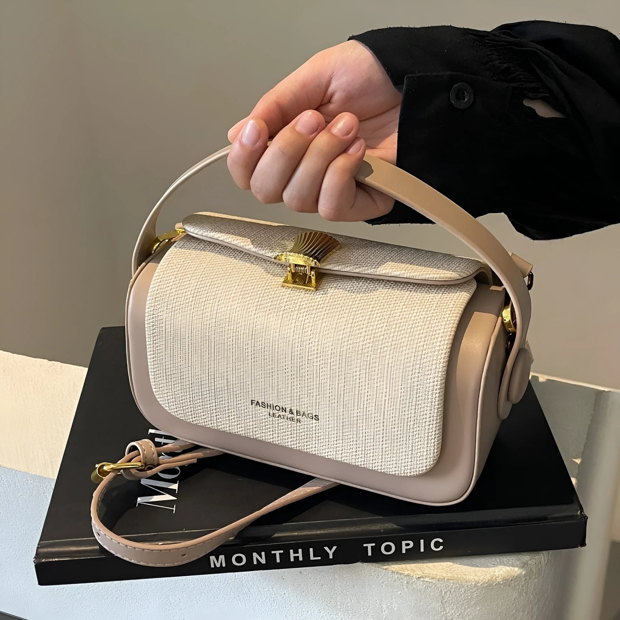 Women's crossbody messenger bag in PU with horizontal square shape and contrast stitching