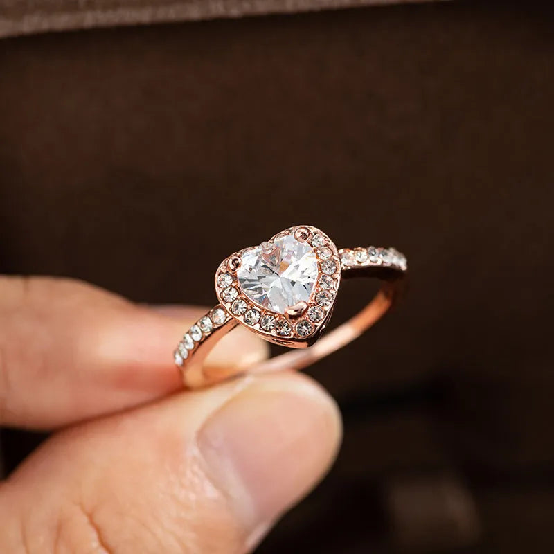 Heart-shaped crystal wedding ring with white copper construction in rose gold or silvery finish