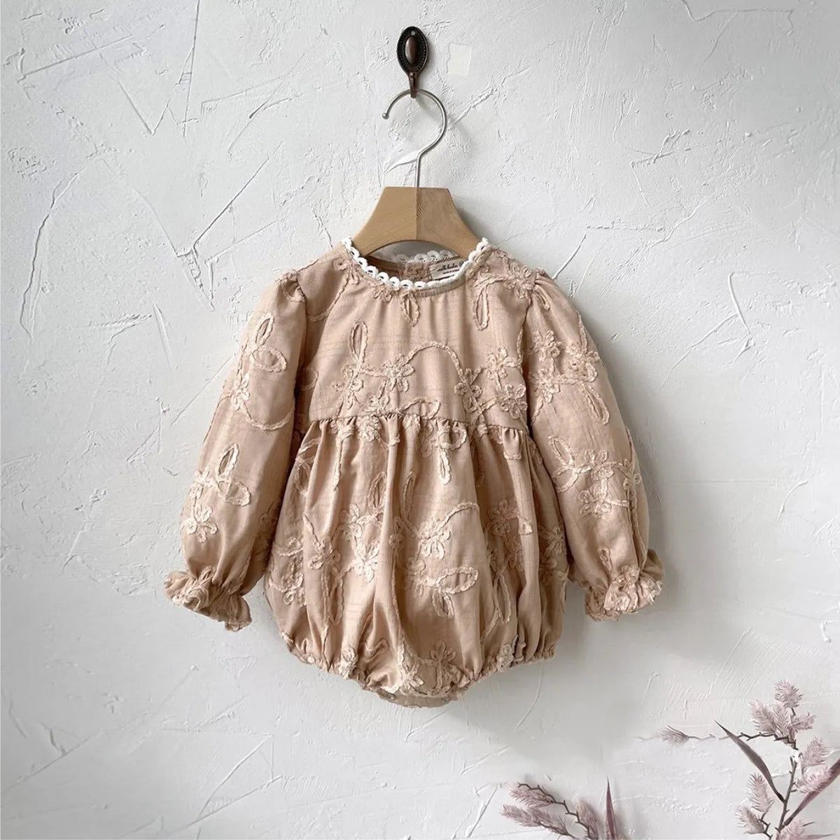 Girl infant stereo lace princess dress in beige, suitable for 66cm to 100cm heights, polyester fibre fabric