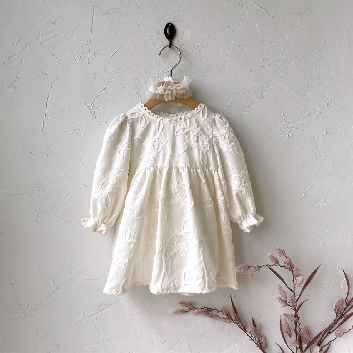 Girl infant stereo lace princess dress in beige, suitable for 66cm to 100cm heights, polyester fibre fabric