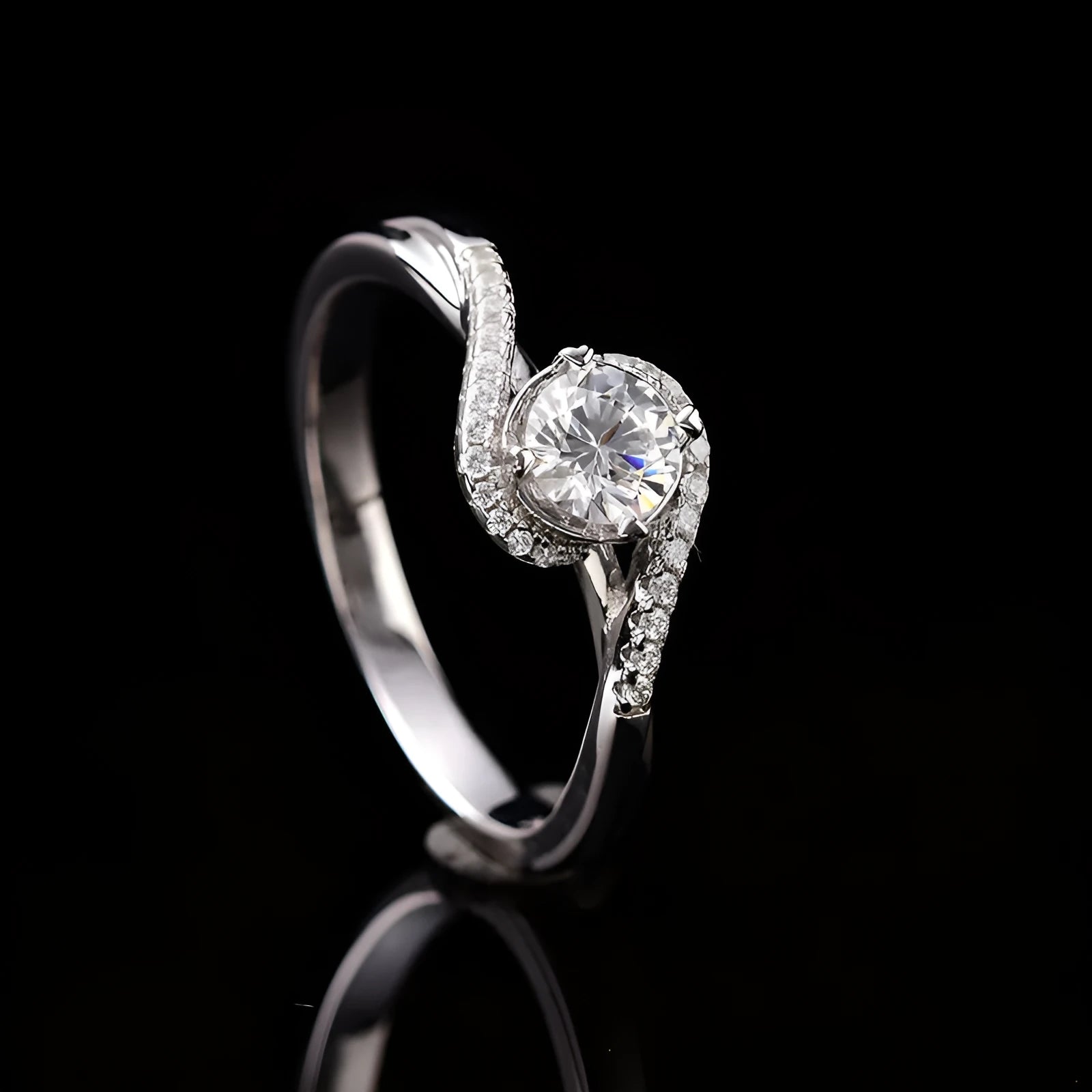 Silver geometric open-mouth women's ring with adjustable opening and synthetic moissanite stone