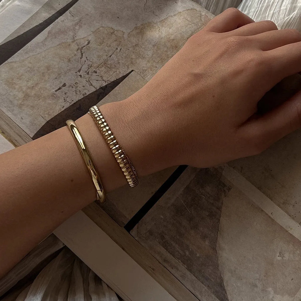 Women's stainless steel bracelet in an electroplated colour with a European and American style design.