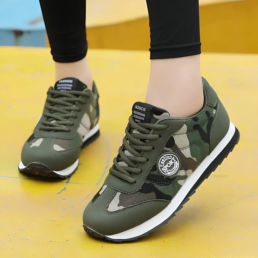 Camouflage pattern low-top running shoes with suede upper and mesh lining for outdoor sports