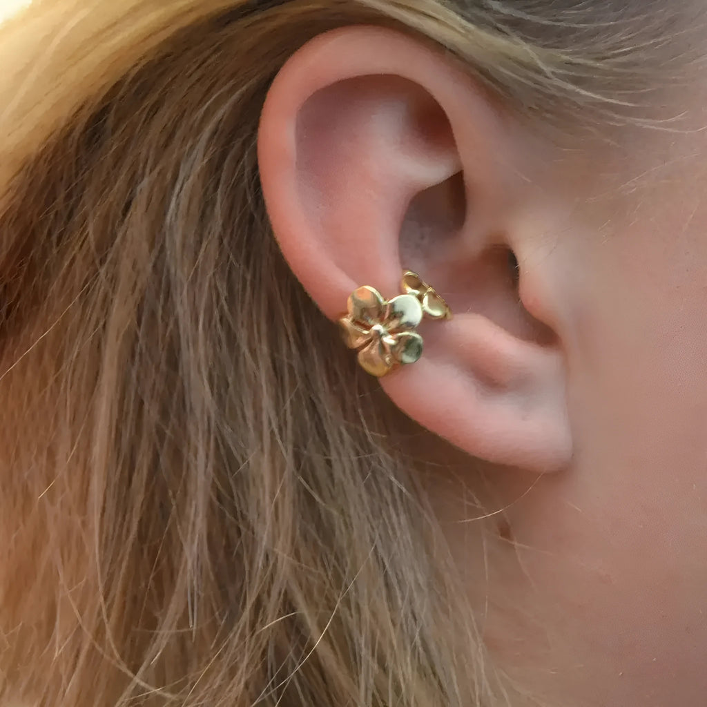 Gold-coloured women's drop earrings with a starfish and a conch shell design on an alloy post.