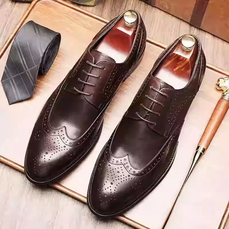 Men's black pointed toe Oxford leather shoes with carved brogue patterns and low heel