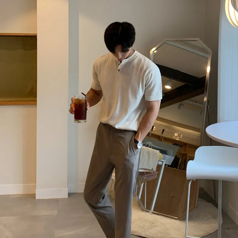 Man wearing a black slim-fit short-sleeved knitted ice silk shirt