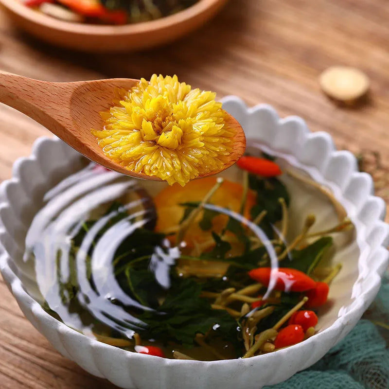 Box of honeysuckle chrysanthemum herbal tea showing packaging options and bonus teacups