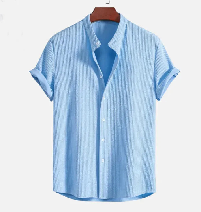 Men's loose-fitting short sleeve summer shirt in a solid colour, made from polyester.