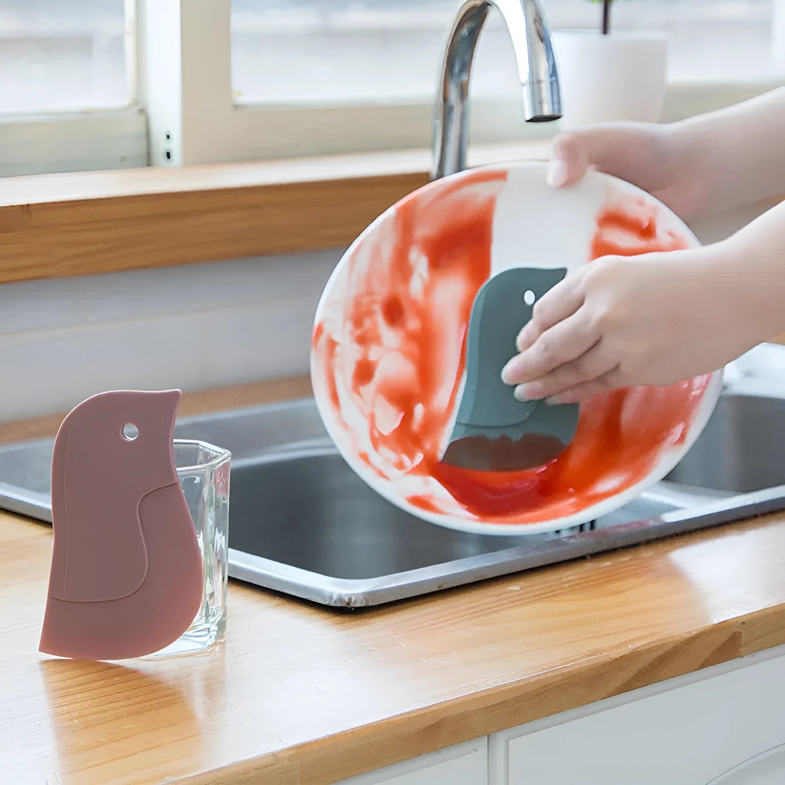 Penguin-shaped soft kitchen scraper for cleaning plates and removing food stains