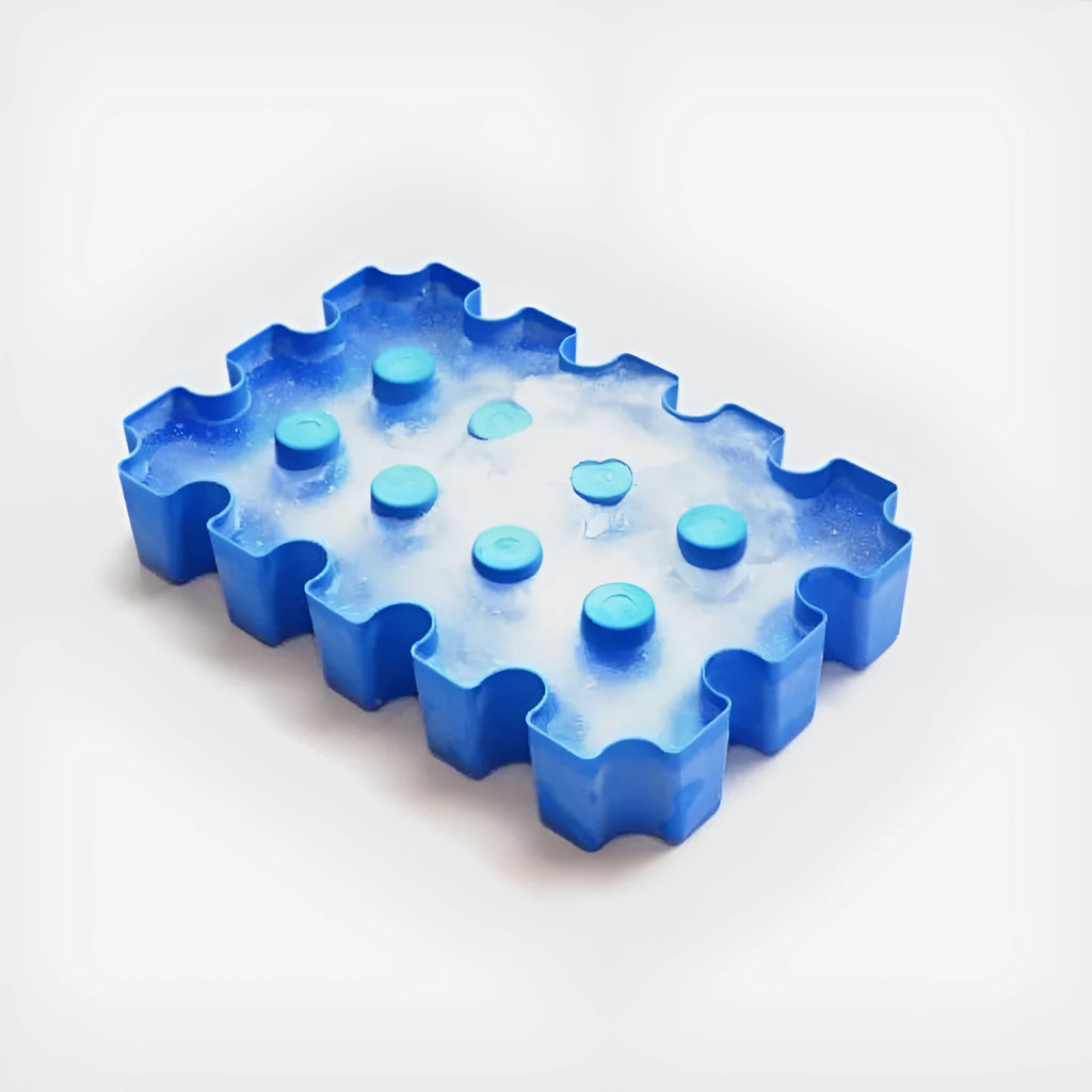 Blue plastic ice maker tray for camping and barbecues, dimensions 34x22x6cm.