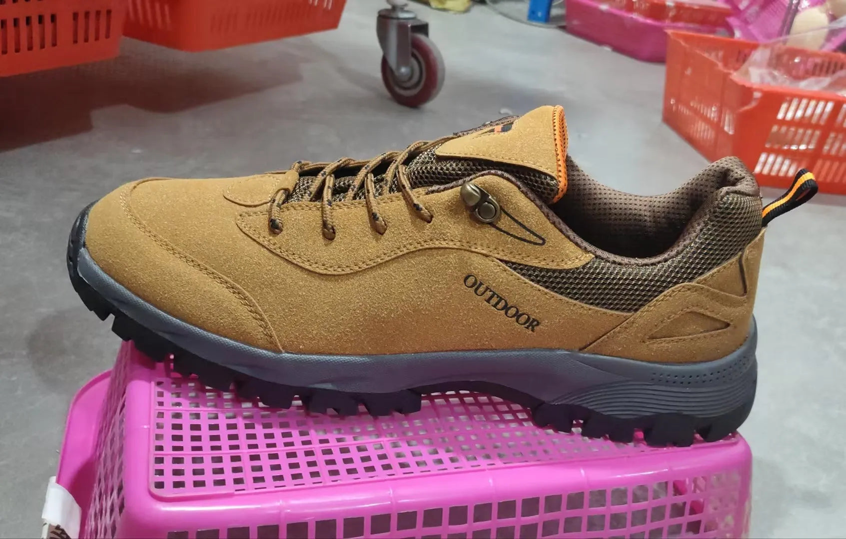 Men's low-cut outdoor hiking shoes in Army Green, showing the mesh lining and leisure design.