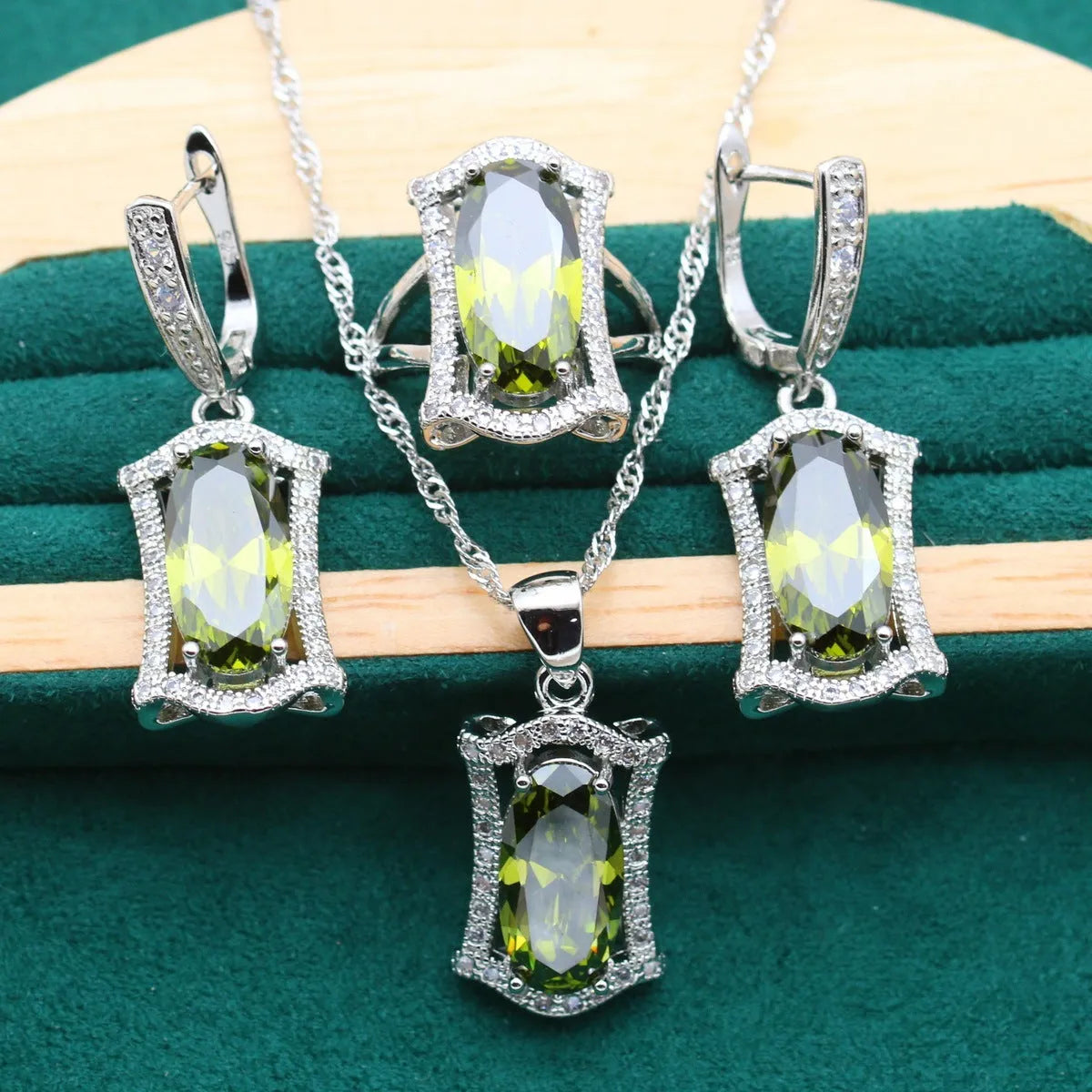 Anti-allergy zircon jewellery set with necklace, earrings, ring and bracelet in olive or yellow colours
