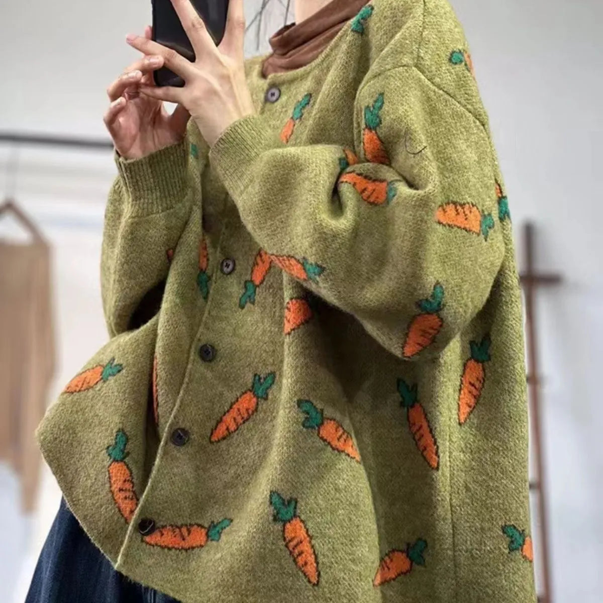 Round neck loose cardigan with Mori artistic colour contrast printing.