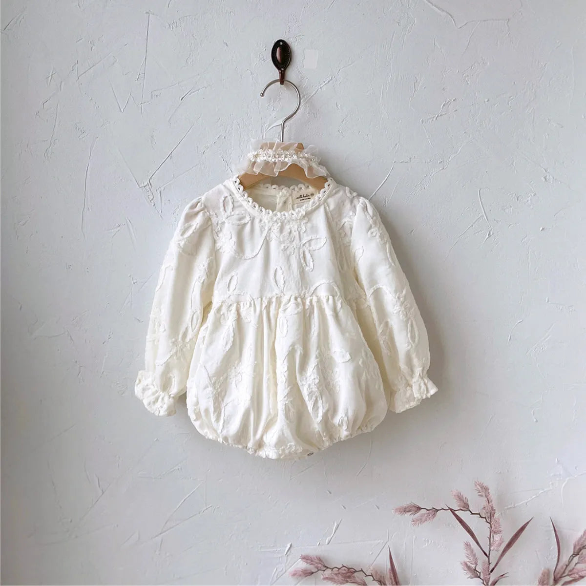 Girl infant stereo lace princess dress in beige, suitable for 66cm to 100cm heights, polyester fibre fabric