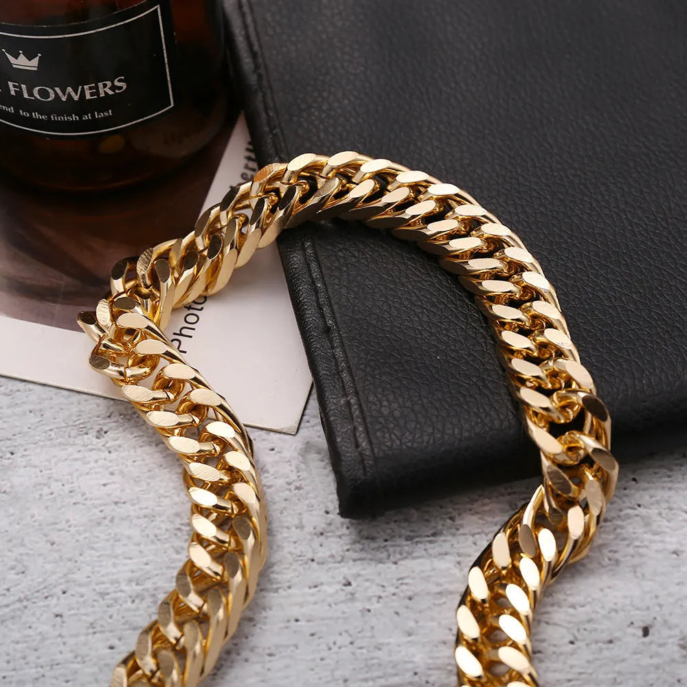 Gold women's thick chain necklace with 6cm pendant on a 32cm chain, shown from the front.