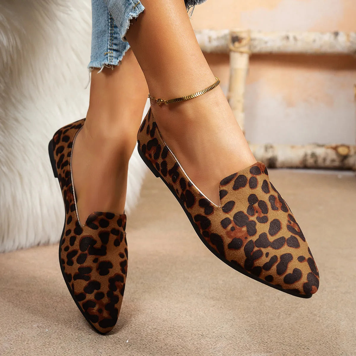 Women's printed shallow mouth pointed flat pumps with low stiletto heel in black mesh upper