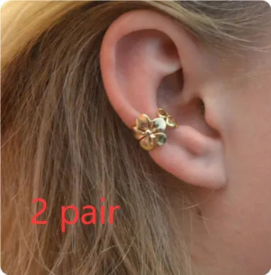 Gold-coloured women's drop earrings with a starfish and a conch shell design on an alloy post.