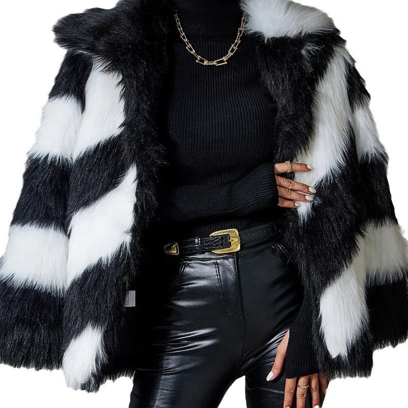 Women's mid-length coat in contrasting colours with a faux fur collar.