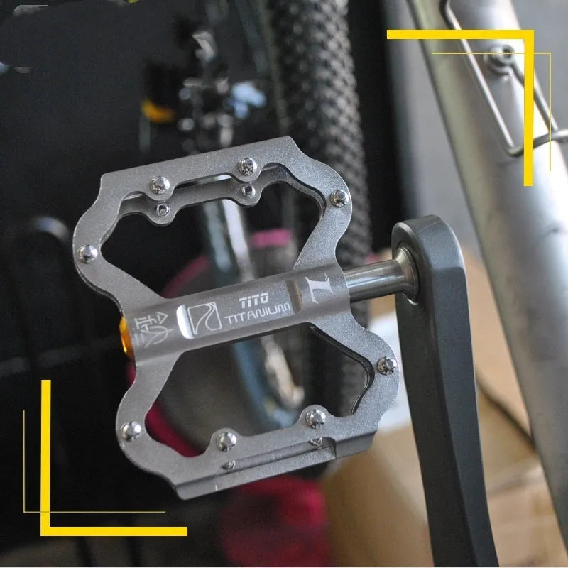Titanium alloy and aluminium alloy pedal set for road and mountain bikes in black old style and titanium old style
