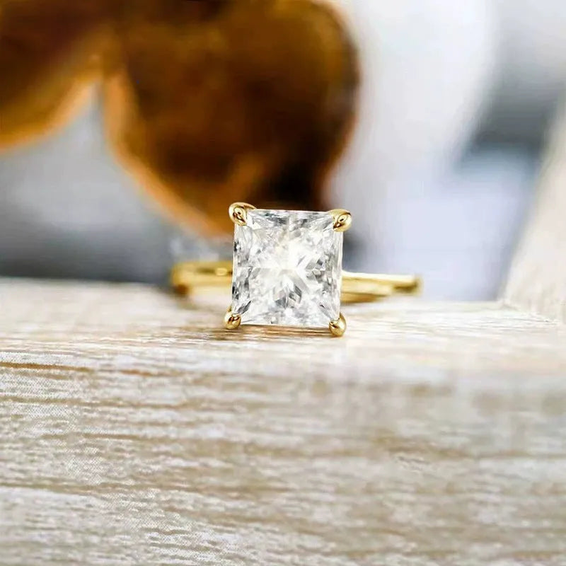 A simple geometric women's ring made of 925 silver with a round zirconium stone, shown in silver, gold, and rose gold colour options.