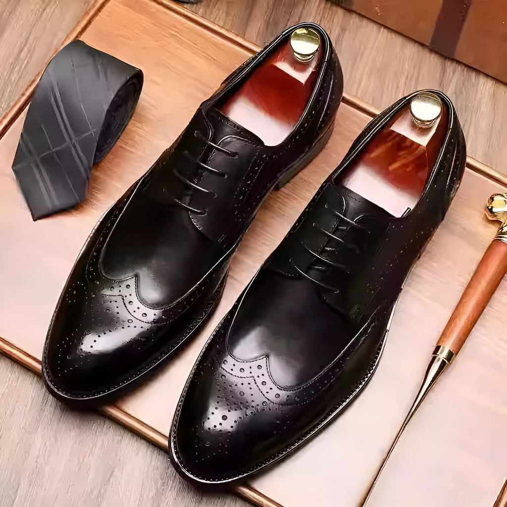 Men's black pointed toe Oxford leather shoes with carved brogue patterns and low heel
