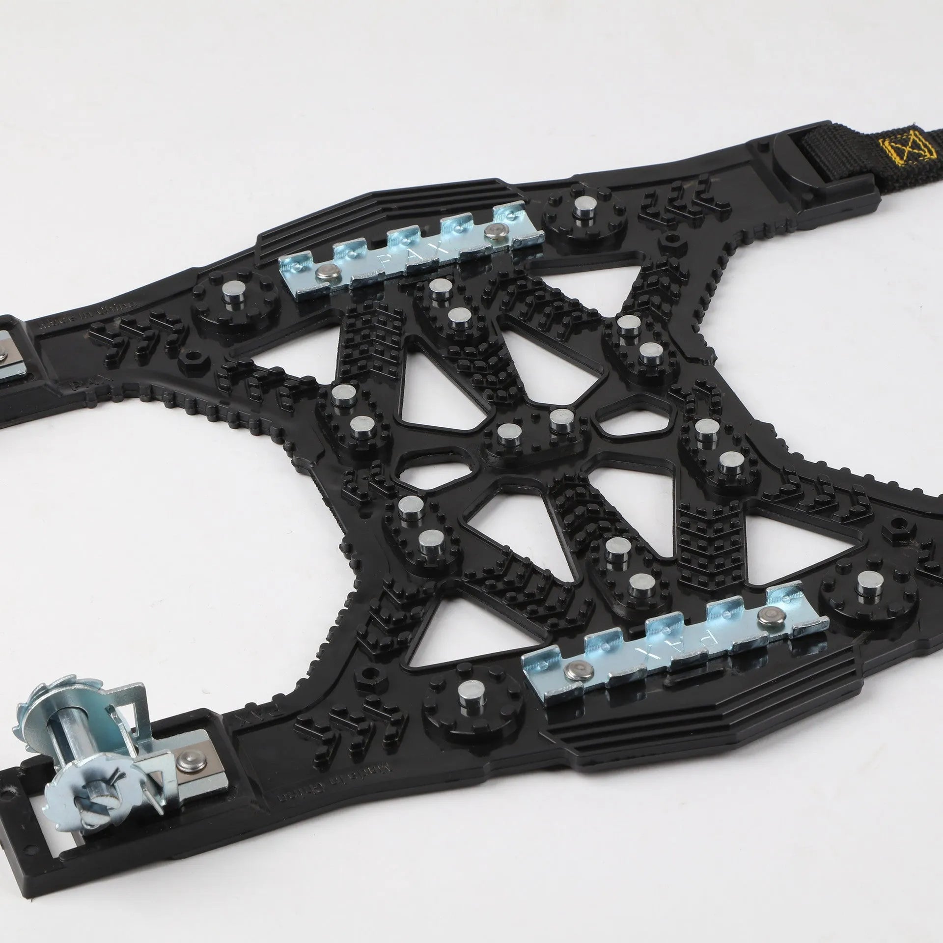 Universal armoured steel tyre chain set for cars and SUVs with installation tools in black or yellow.