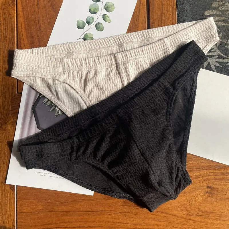 Men's pure cotton triangle briefs in a solid colour on a mid waist.