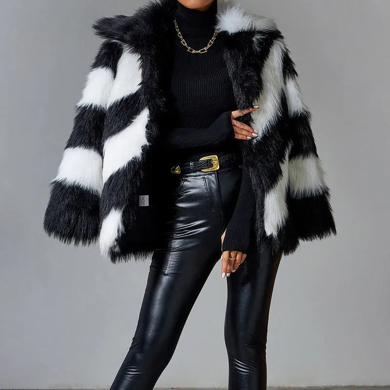 Women's mid-length coat in contrasting colours with a faux fur collar.
