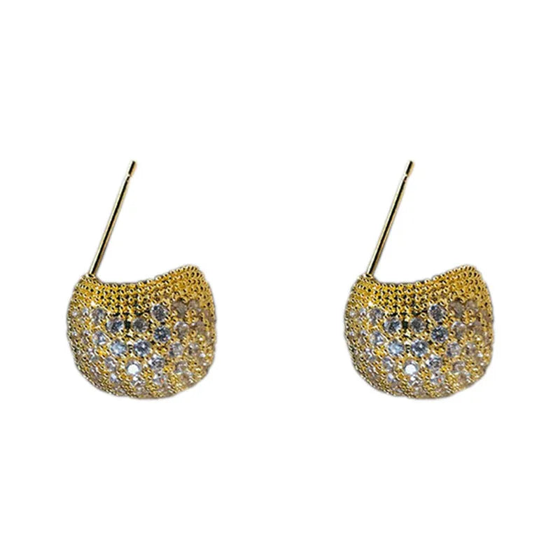 Geometric drop-shaped ear clips with spherical elements in gold and white colour options