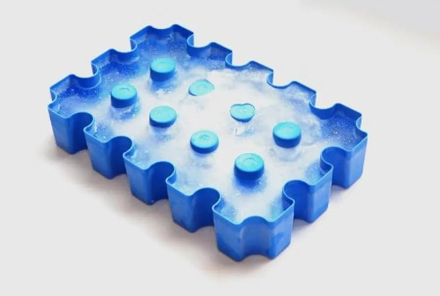 Blue plastic ice maker tray for camping and barbecues, dimensions 34x22x6cm.