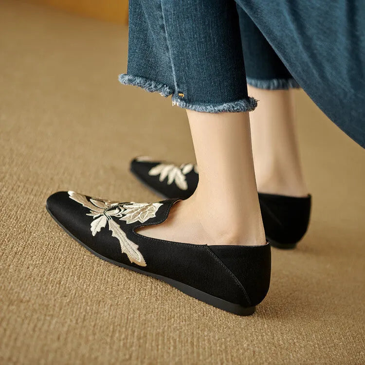 Women's embroidery low-cut flat pumps in retro fabric design with round toe and soft bottom